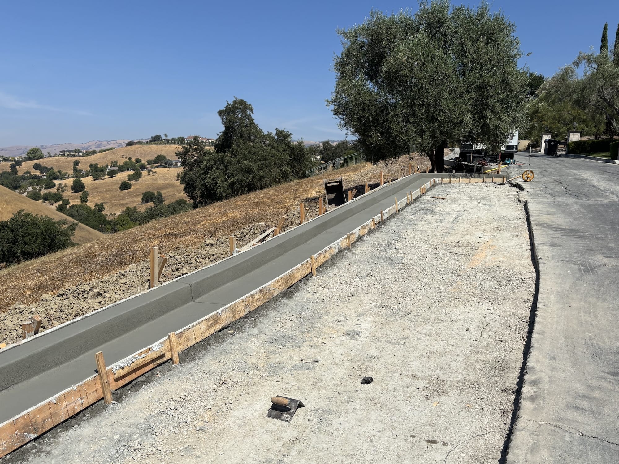 forming and finishing the curb through the curve
