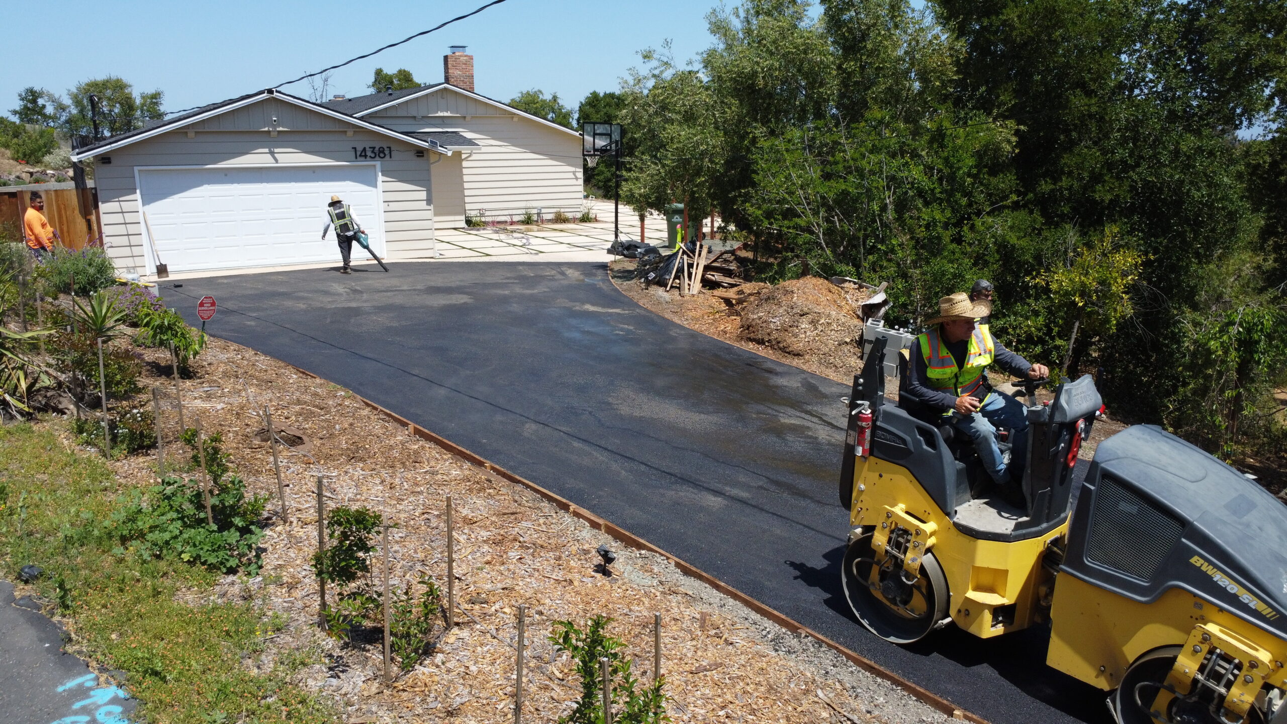 Los Altos Driveway - Image 13